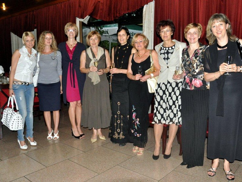 Dve rotaraktovki, rotarijka in soproge rotarijcev na predaji kladiva 23. junija 2011